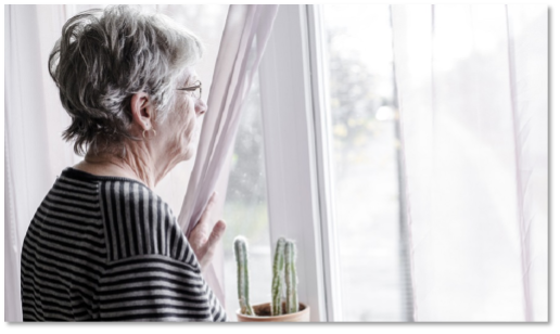 Frau guckt aus dem Fenster