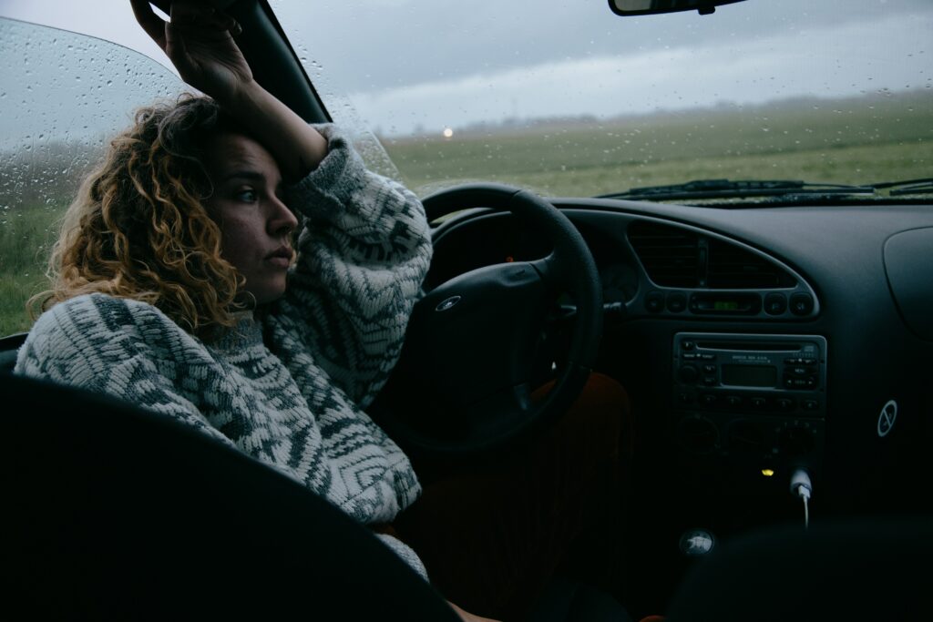 Traurige Frau in Auto