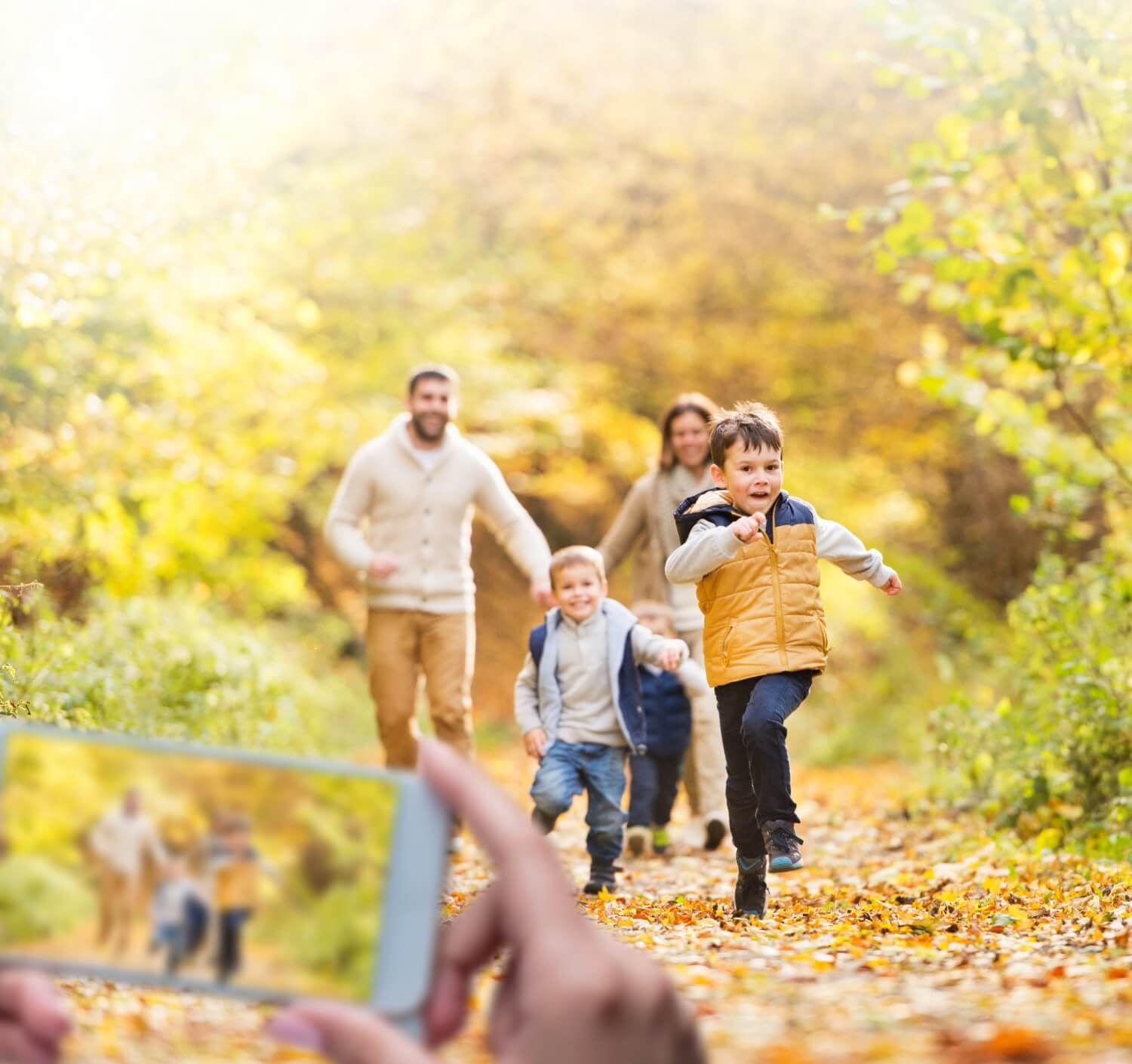 Die ganze Familie <br> steuert die Uhr <br> über die App
