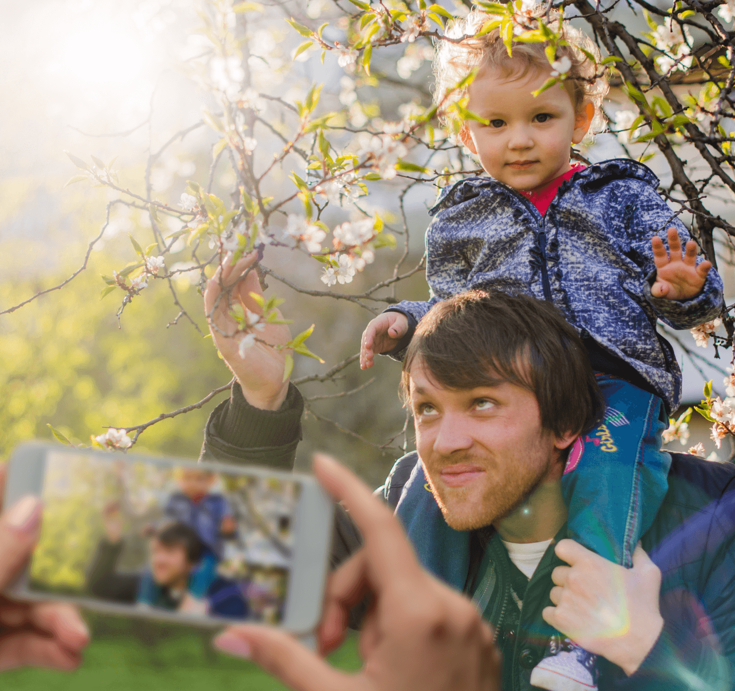 Die ganze Familie <br> steuert die Uhr <br> über die App